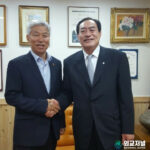 ▲ (right) Professor Ha Hyung-joo of Dong-A University. (left) publisher Lee John-young