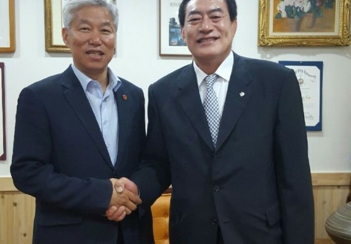 ▲ (right) Professor Ha Hyung-joo of Dong-A University. (left) publisher Lee John-young