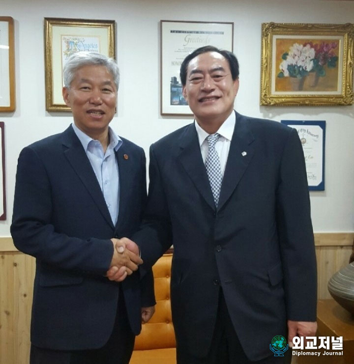▲ (right) Professor Ha Hyung-joo of Dong-A University. (left) publisher Lee John-young