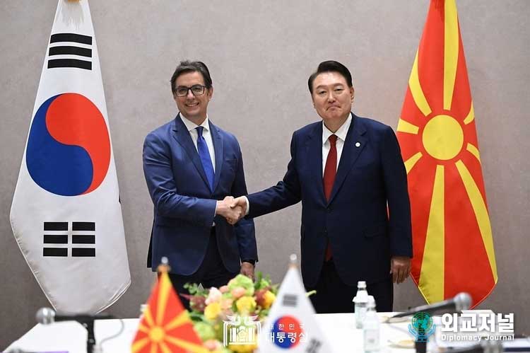 President Yoon holds a summit with President of North Macedonia