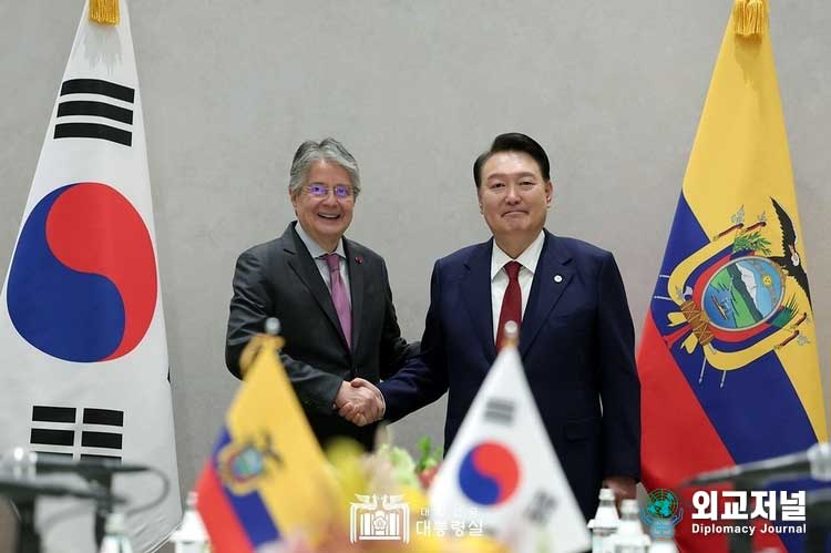 President Yoon holds a summit with Ecuadorian President Lasso