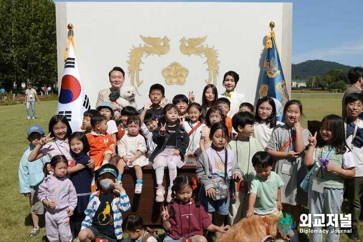 President and Mrs. Yoon make a surprise visit to Yongsan Children’s Garden