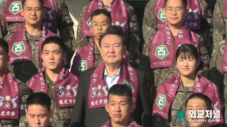 President Yoon visits a forward division to recognize soldiers’ efforts in vigilance operations