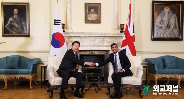 President Yoon holds a summit with British Prime Minister Rishi Sunak
