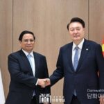 President Yoon meets with Vietnamese Prime Minister Pham Minh Chinh